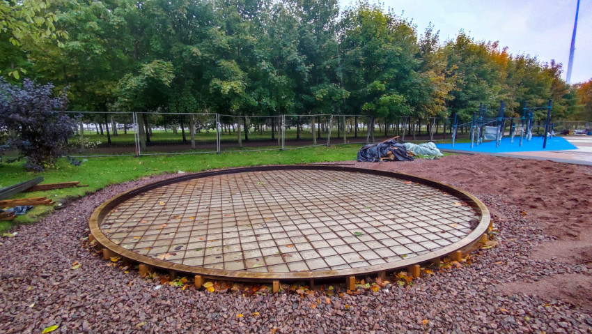 Круглая армированная площадка с опалубкой в парковой зоне