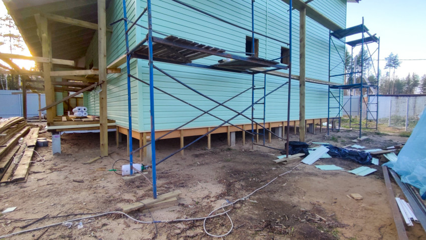 Каркасные конструкции и фасад строящегося дома на сваях