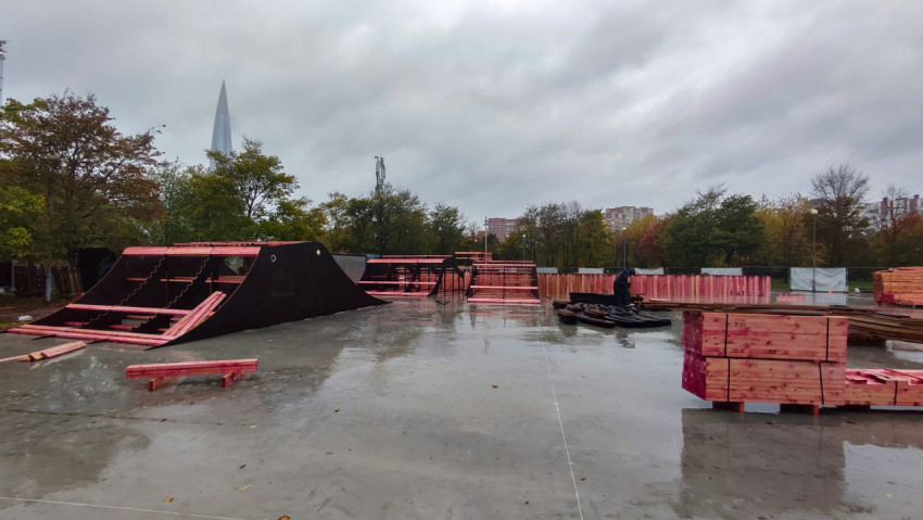 Монтаж рамп и площадок скейт-парка на фоне башни «Лахта Центр»