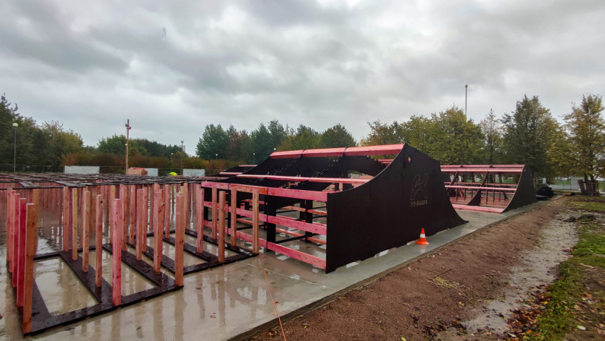 Сборка деревянного каркаса рампы скейт-парка