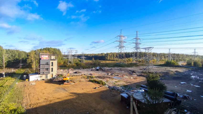Строительная площадка у высоковольтных линий