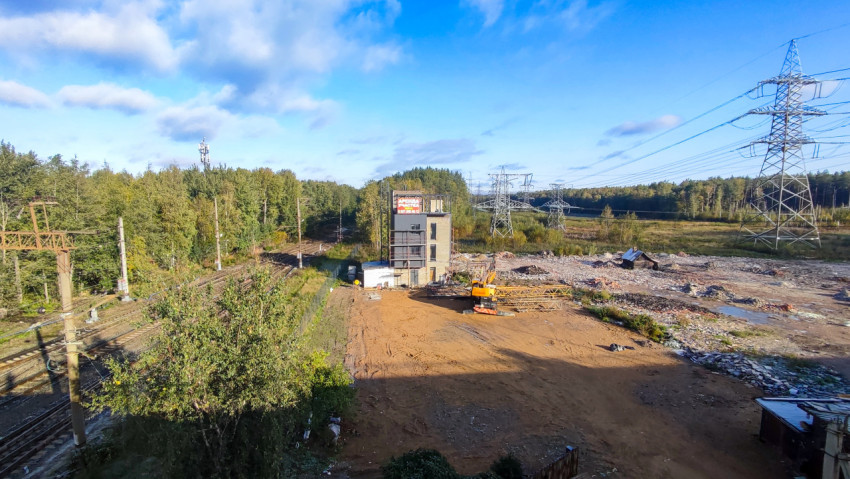 Стройплощадка и железная дорога на фоне леса