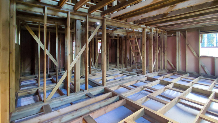 Каркас деревянного дома с перекрытиями и перегородками на этапе сборки