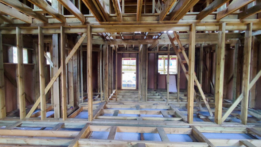 Общий вид каркасного дома на этапе монтажа внутренних стен и перекрытий