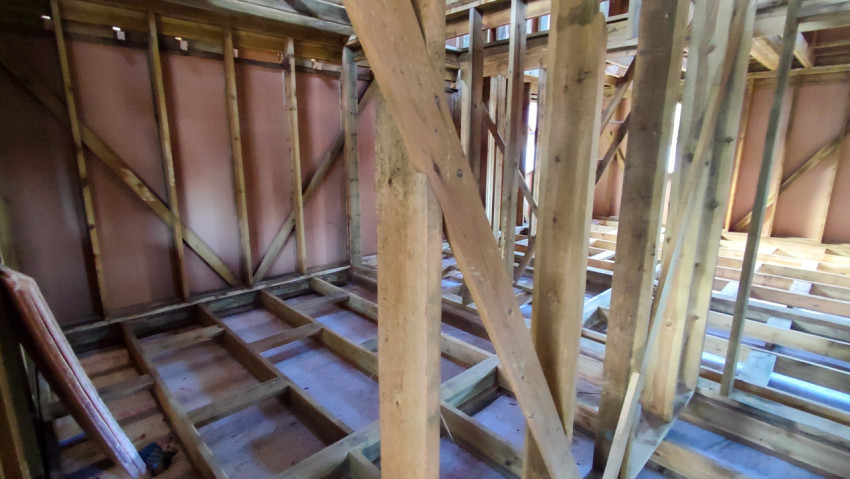 Внутренняя конструкция каркасного дома на этапе сборки