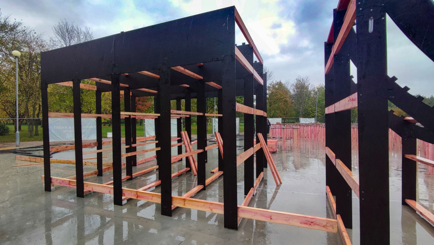 Монтаж деревянного каркаса павильона или элемента скейт-парка