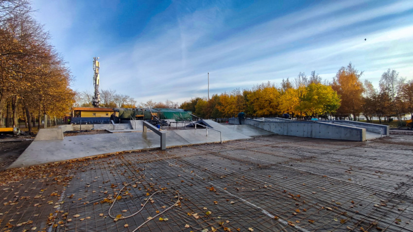 Строительство бетонных фигур скейт-парка в осеннем парке