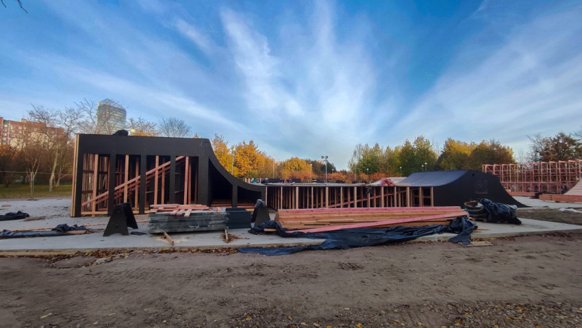 Монтаж деревянных каркасов рамп на площадке скейт-парка