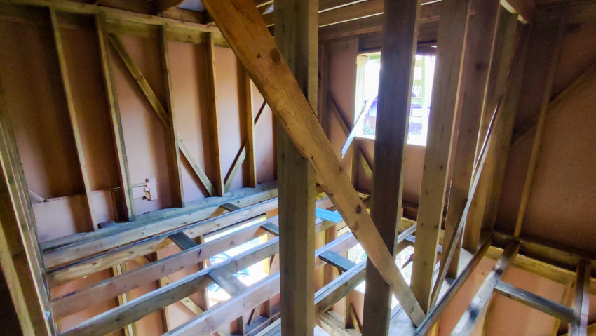 Каркас второго этажа деревянного дома с оконным проёмом