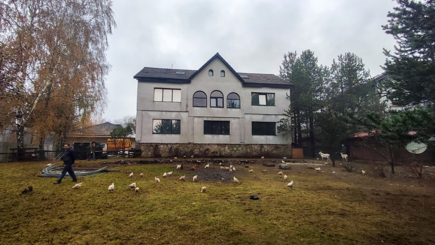 Жилой дом с арочными окнами и хозяйственным двором