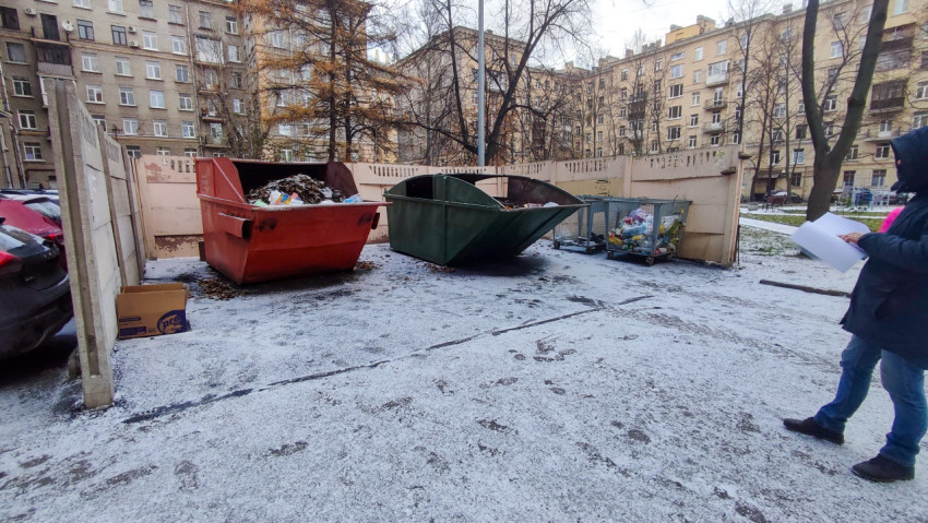 Контейнерная площадка для сбора мусора во дворе