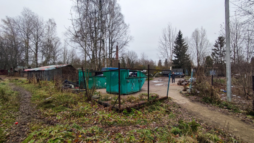 Мусорные контейнеры на ограждённой площадке