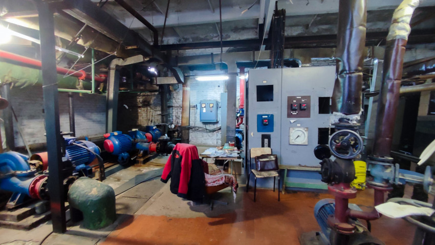 Инженерное помещение с насосами, трубами и распределительными щитами