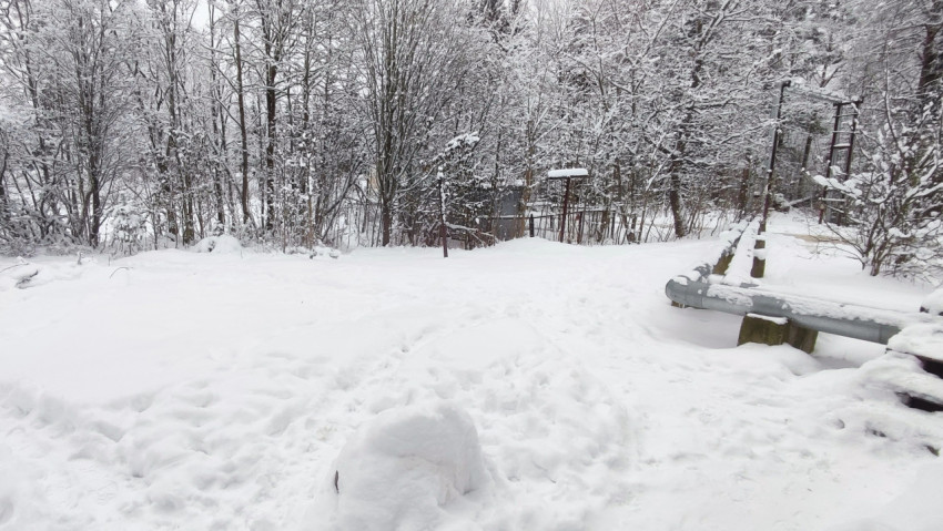 Надземная теплотрасса на опорах вдоль пешеходной зоны