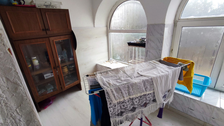 Застеклённая лоджия с сушилкой и мебелью