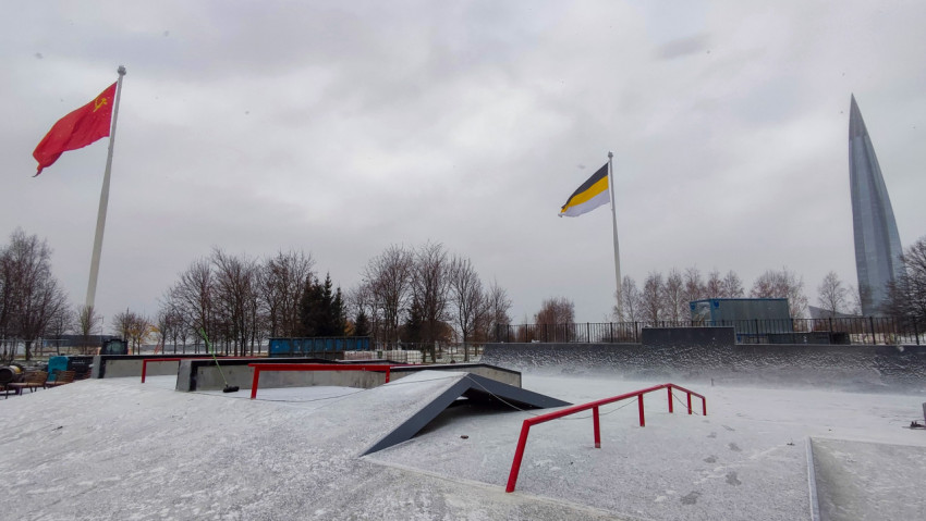 Скейт-парк на фоне Лахта-центра и флагов