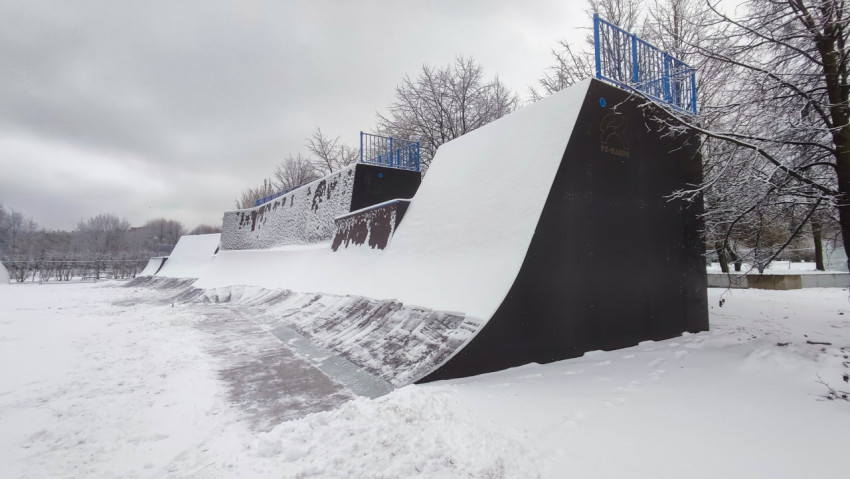 Рамповые конструкции скейтпарка с перилами и снеговым покрытием