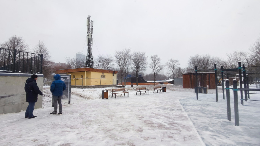 Парковая площадь с тренировочными снарядами и обслуживающим зданием