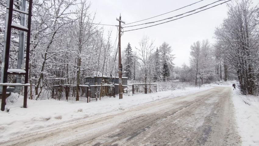 Трансформаторная будка у загородной дороги зимой