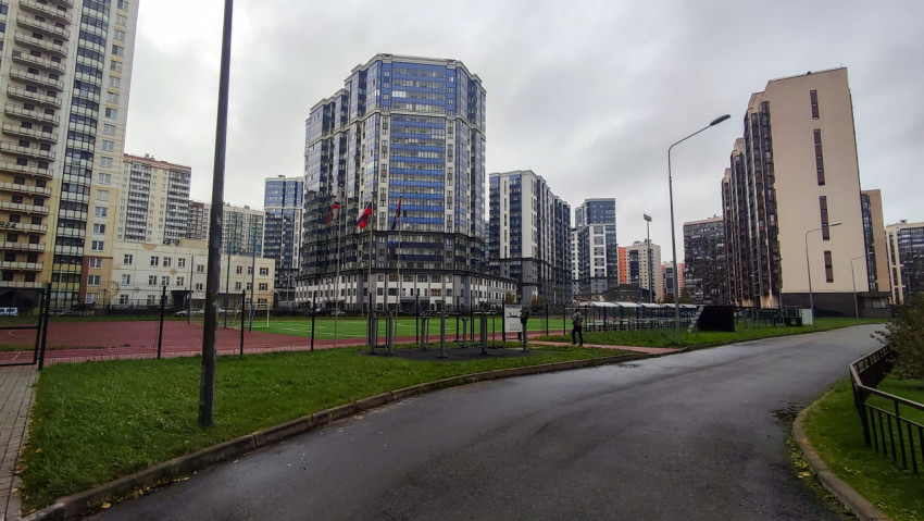 Спортивная площадка и современные жилые дома в новом районе