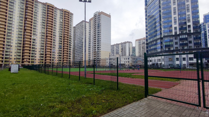 Футбольное поле и жилые дома новой городской застройки