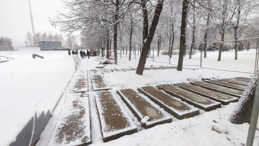 Уложенные бетонные плиты на пешеходной зоне рядом со скейтпарком