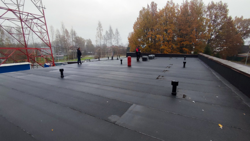 Осмотр кровли с рулонным покрытием и элементами вентиляции