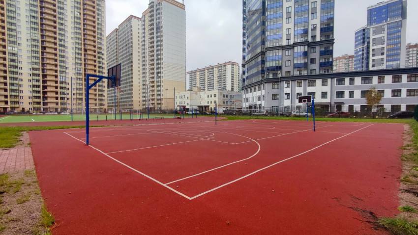 Баскетбольная площадка среди высотных жилых домов