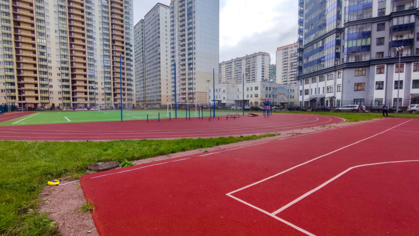 Современная спортивная площадка во дворе жилого квартала