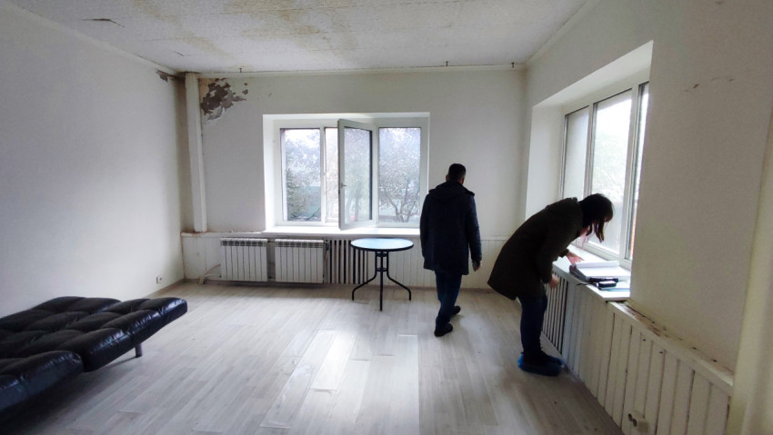 Обследование комнаты с признаками повреждения отделки