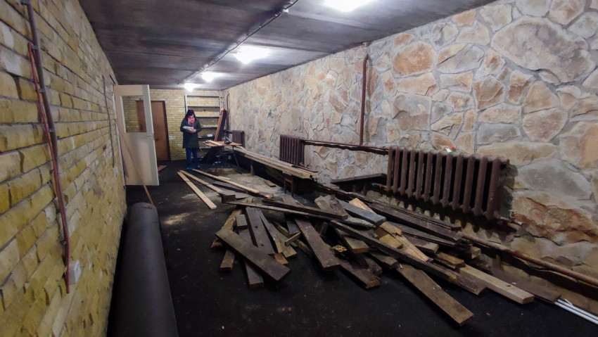 Осмотр подвального помещения с деревянным мусором и радиаторами отопления