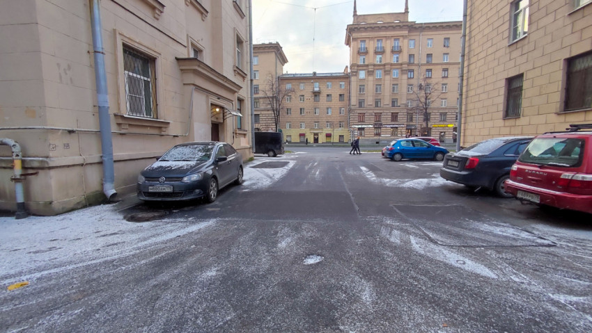Въезд во двор жилого квартала с припаркованными автомобилями