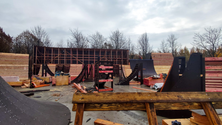 Монтаж деревянных конструкций рамп на этапе строительства скейт-парка
