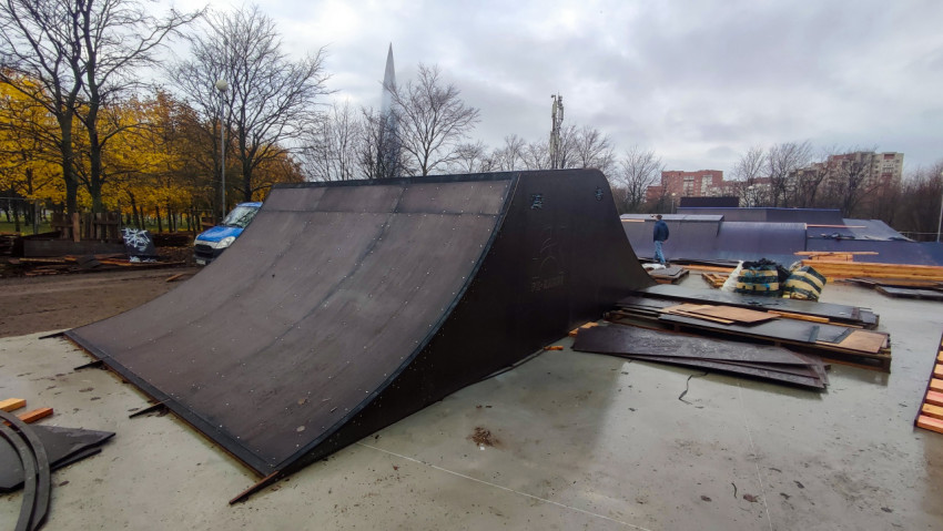 Монтаж рампы в городском скейт-парке