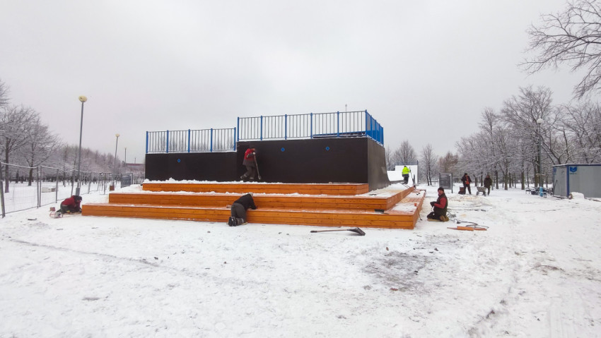 Монтаж рампы скейтпарка в зимнем городском парке