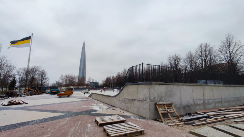 Бетонная площадка скейт-парка на фоне башни «Лахта Центр»