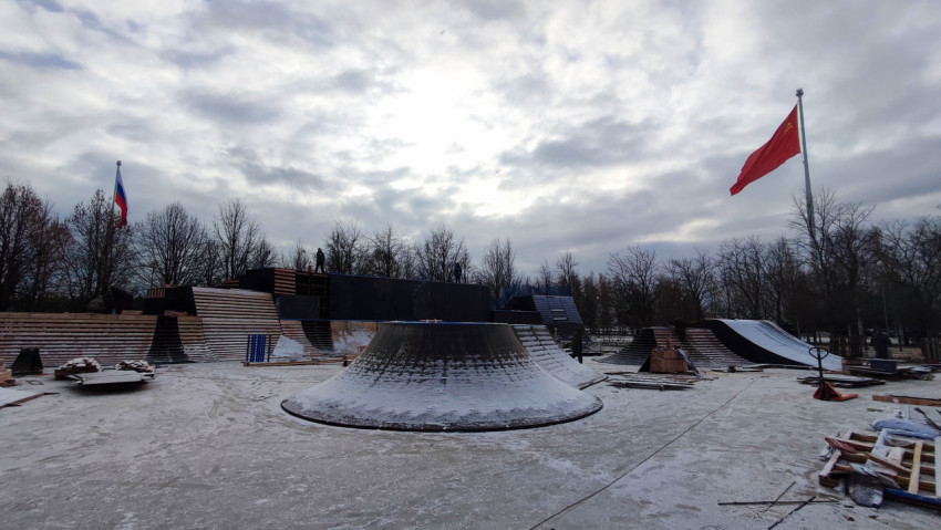 Строительство скейт-парка с элементами рампы и вулкана