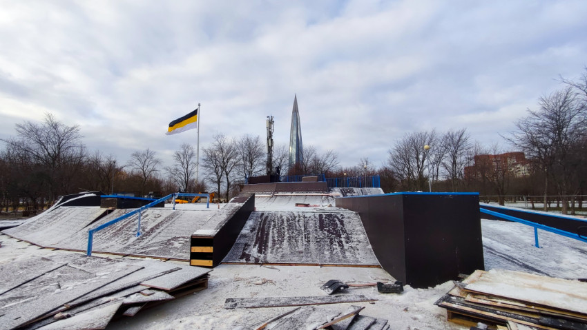 Монтаж скейт-парка на фоне Лахта-центра