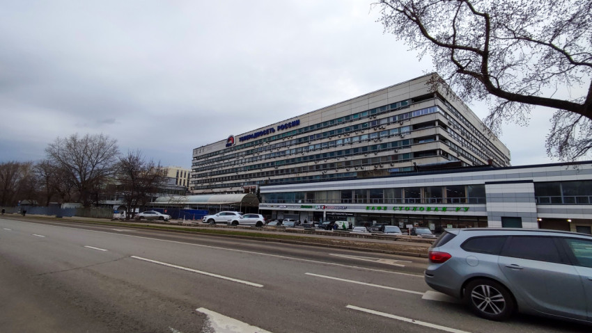 Здание Останкинского телецентра РТРС у городской магистрали