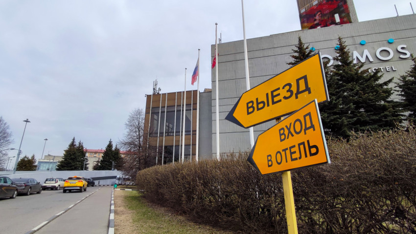 Указатели выезда и входа в отель у гостиницы «Космос»