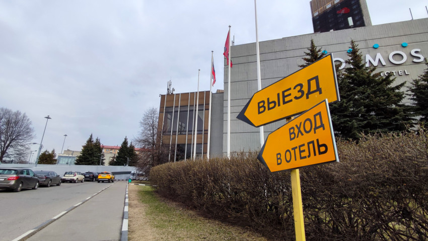 Указатели на территории гостиницы «Космос» с направлением въезда и входа