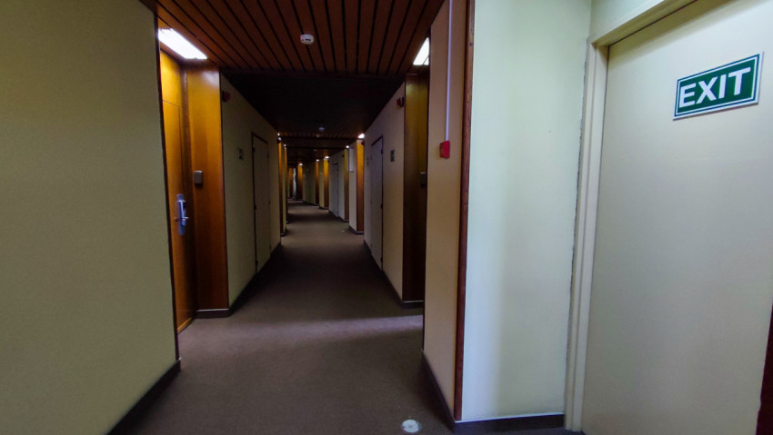 Коридор гостиницы «Космос» с табличкой EXIT