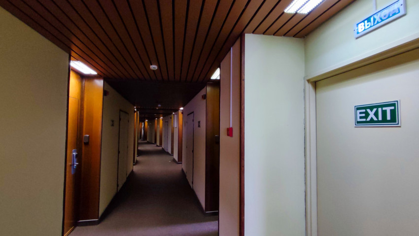 Коридор гостиницы «Космос» с указателем выхода