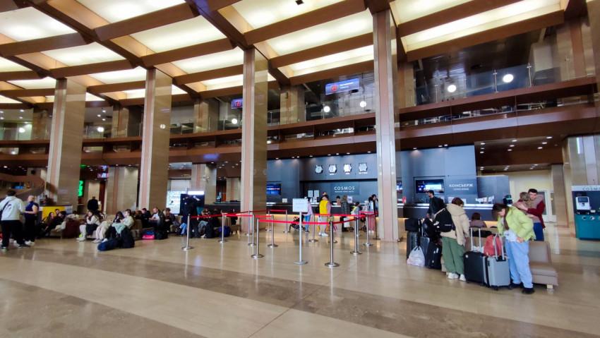 Стойка регистрации и зона ожидания в гостинице «Космос»