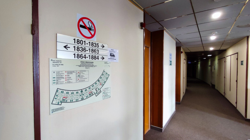 План эвакуации и указатели номеров в гостиничном коридоре