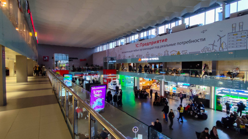 Галерея и торговая зона внутри Ленинградского вокзала