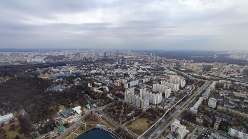 Городская панорама с видом на парк ВДНХ из Останкинской башни