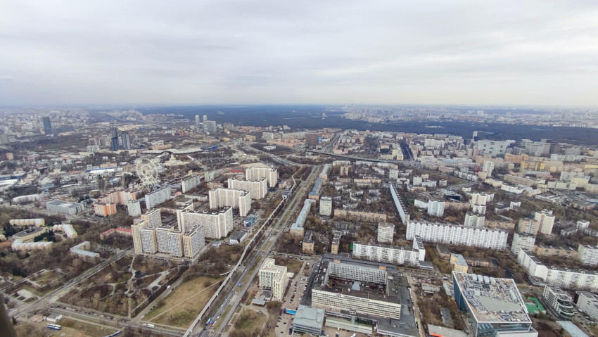 Панорама жилых кварталов и парка ВДНХ из Останкинской башни