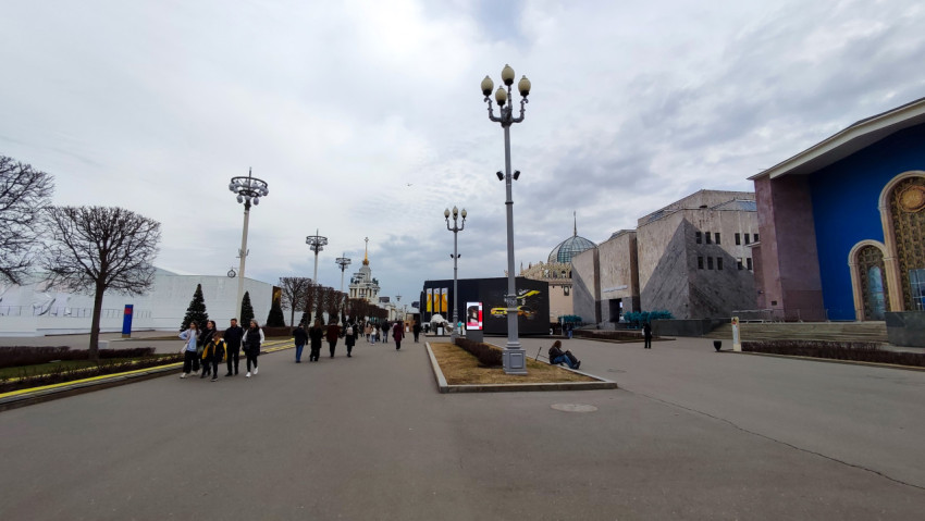 Главная аллея ВДНХ с павильонами и посетителями