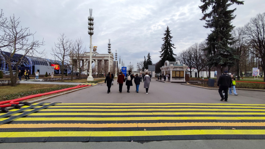 Аллея у главного входа ВДНХ с пешеходами